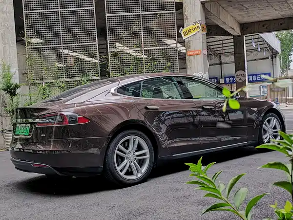 Tesla Model S 2015
