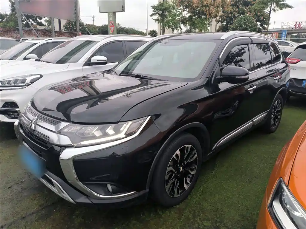 Mitsubishi Outlander 2020 — фото 2