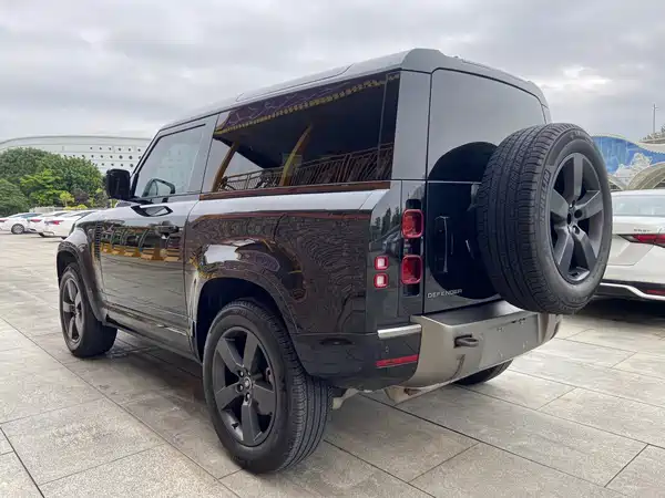 Land Rover Defender 2023