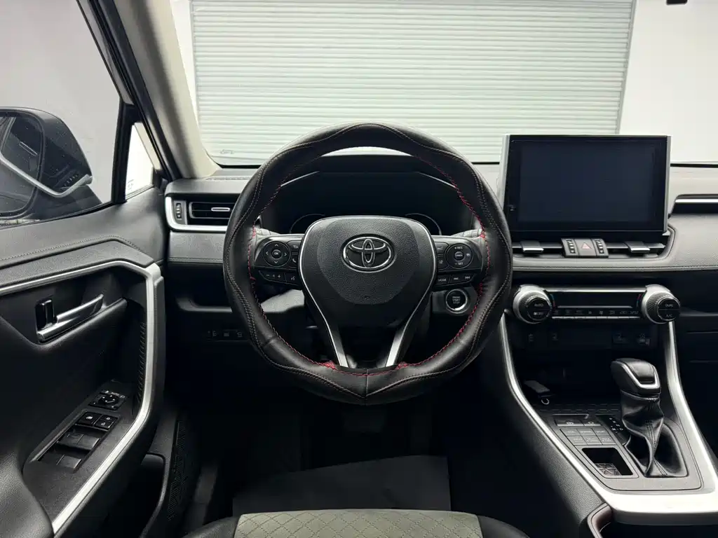 Toyota RAV4 2023 — фото 13