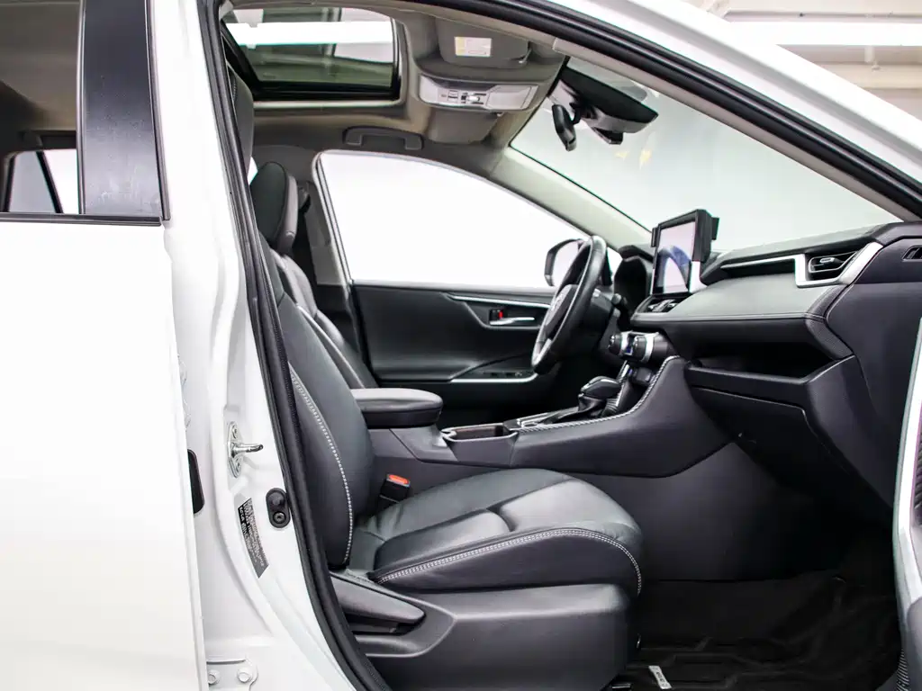 Toyota RAV4 2022 — фото 12