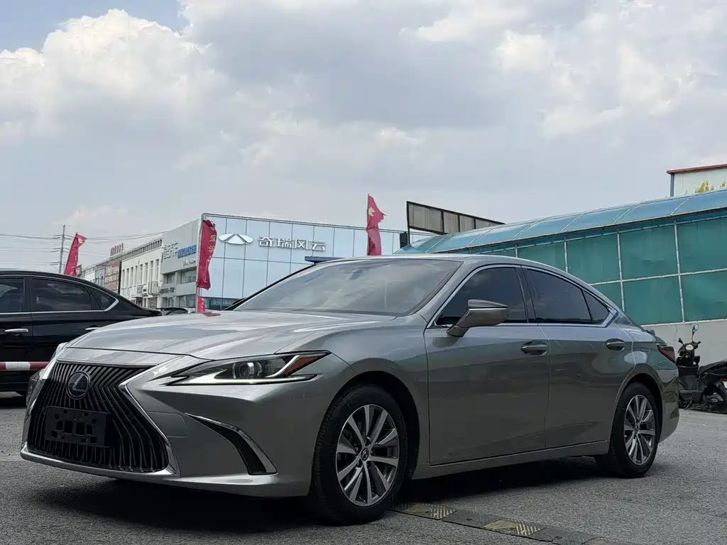 Lexus ES 2018 — фото 1