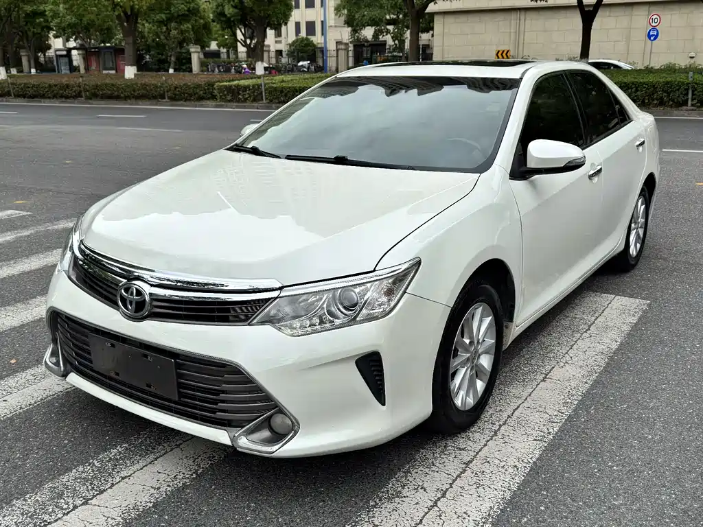 Toyota Camry 2015 — фото 1