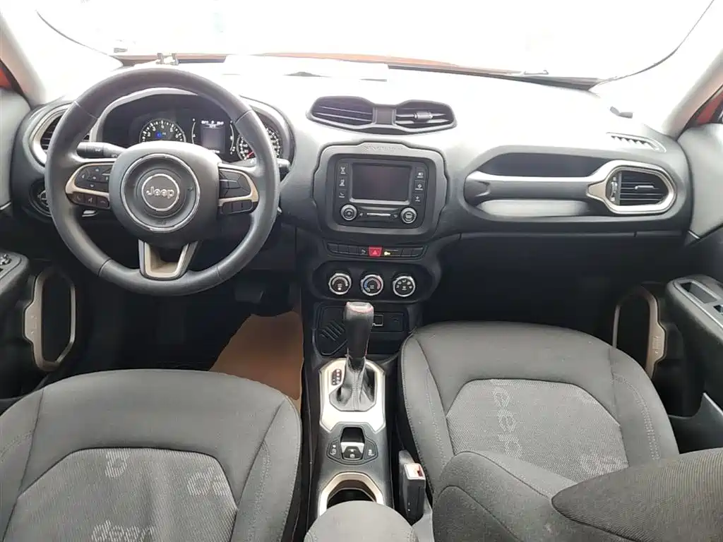 Jeep Renegade 2016 — фото 10