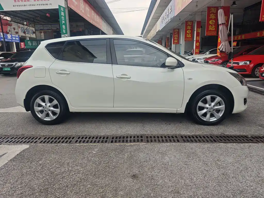 Nissan Tiida 2012