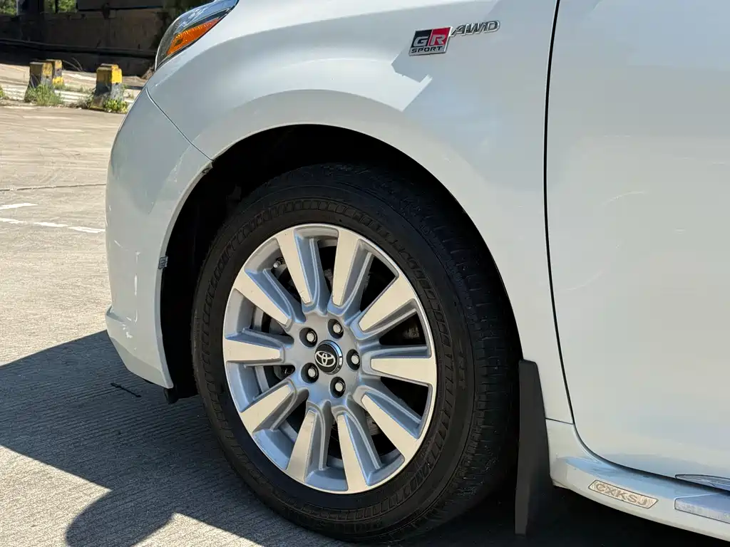 Toyota Sienna 2017 — фото 19