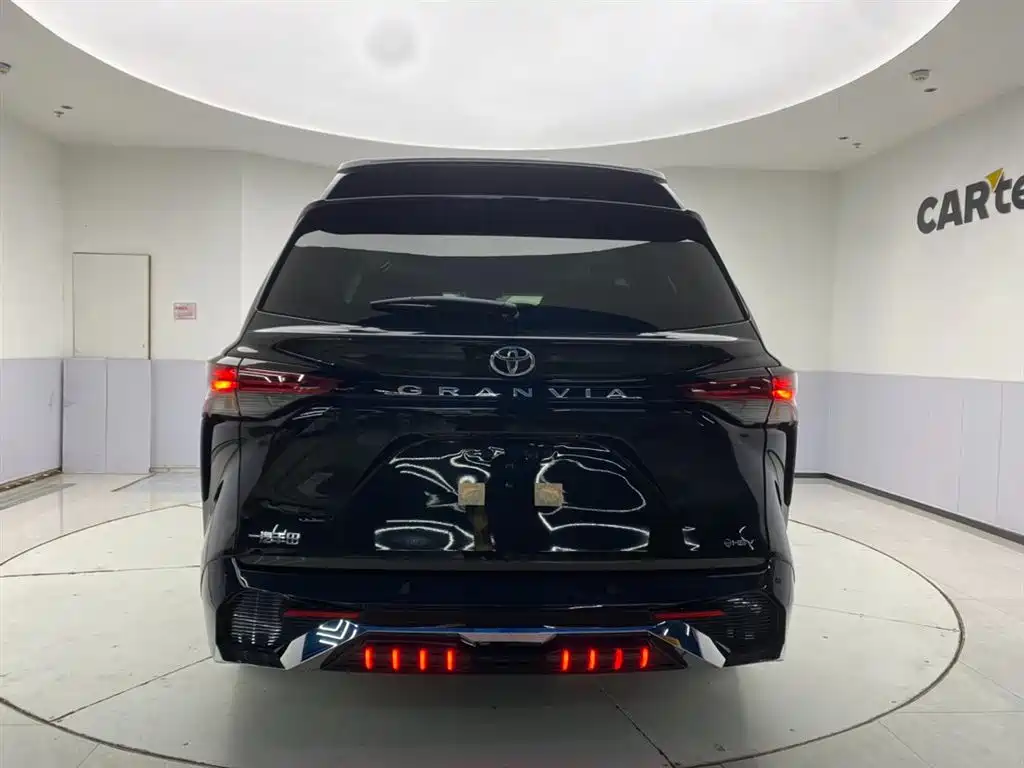 Toyota Granvia — фото 7