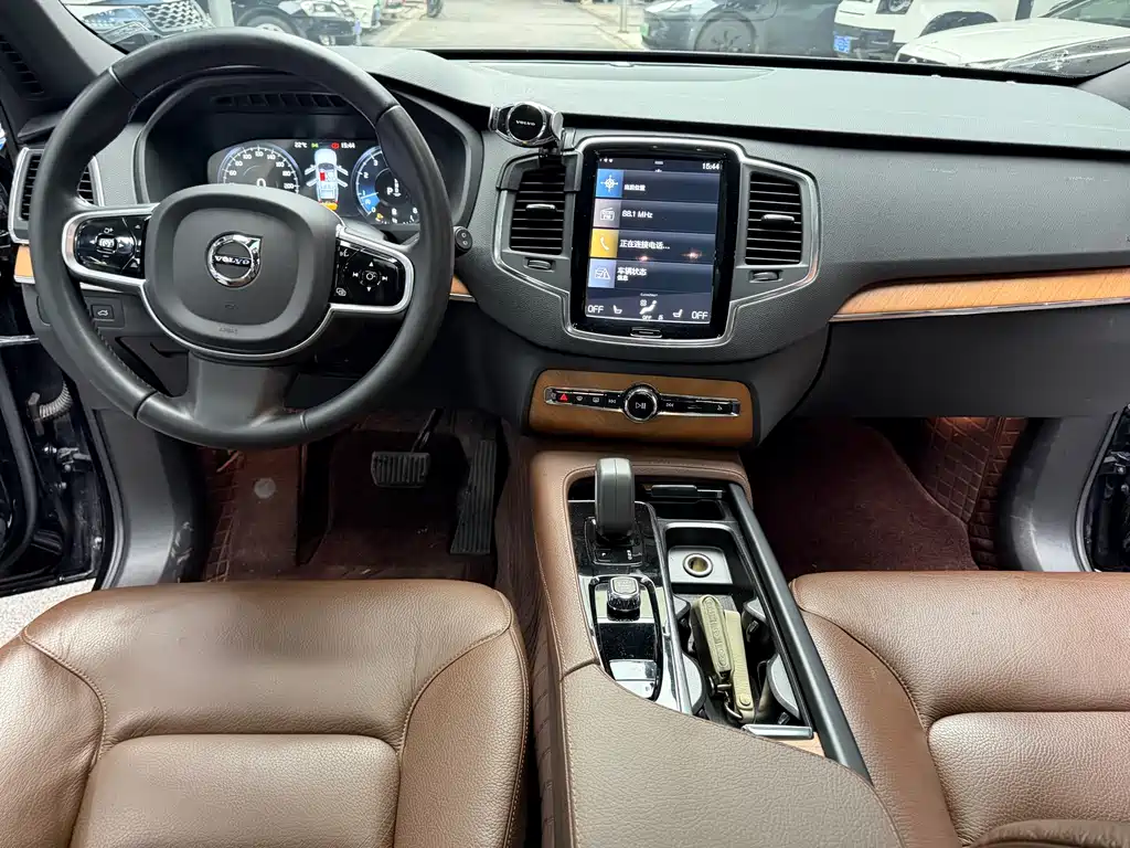 Volvo XC90 2022 — фото 16