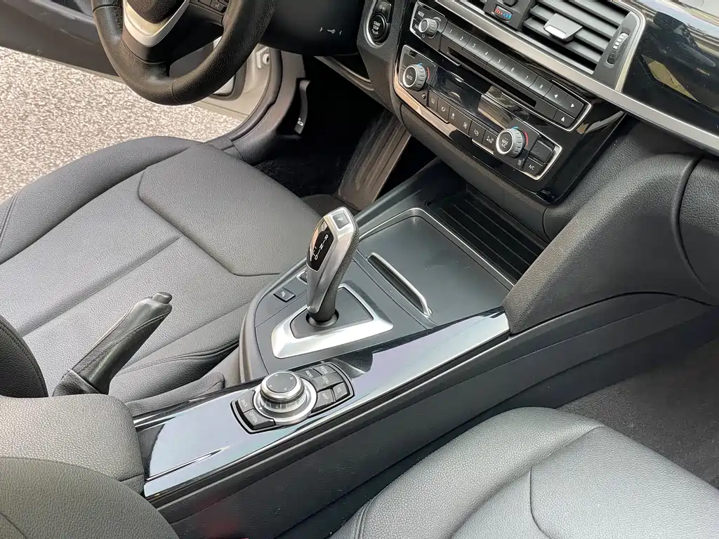 BMW 3 Series 2016 — фото 14
