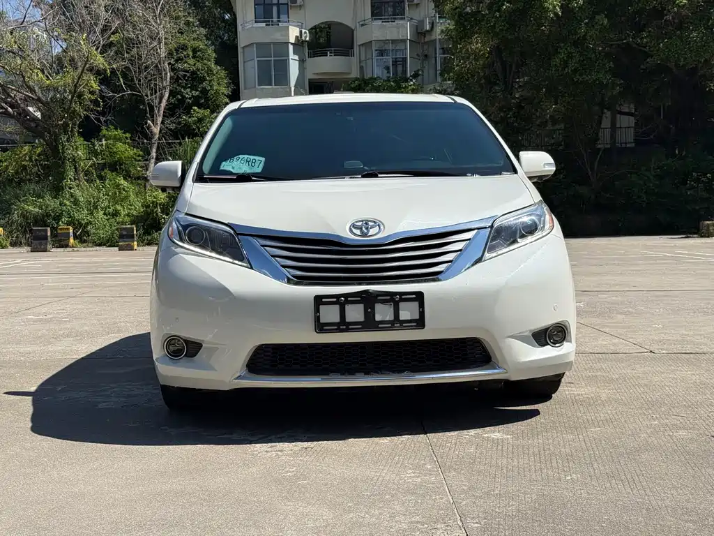 Toyota Sienna 2017 — фото 22