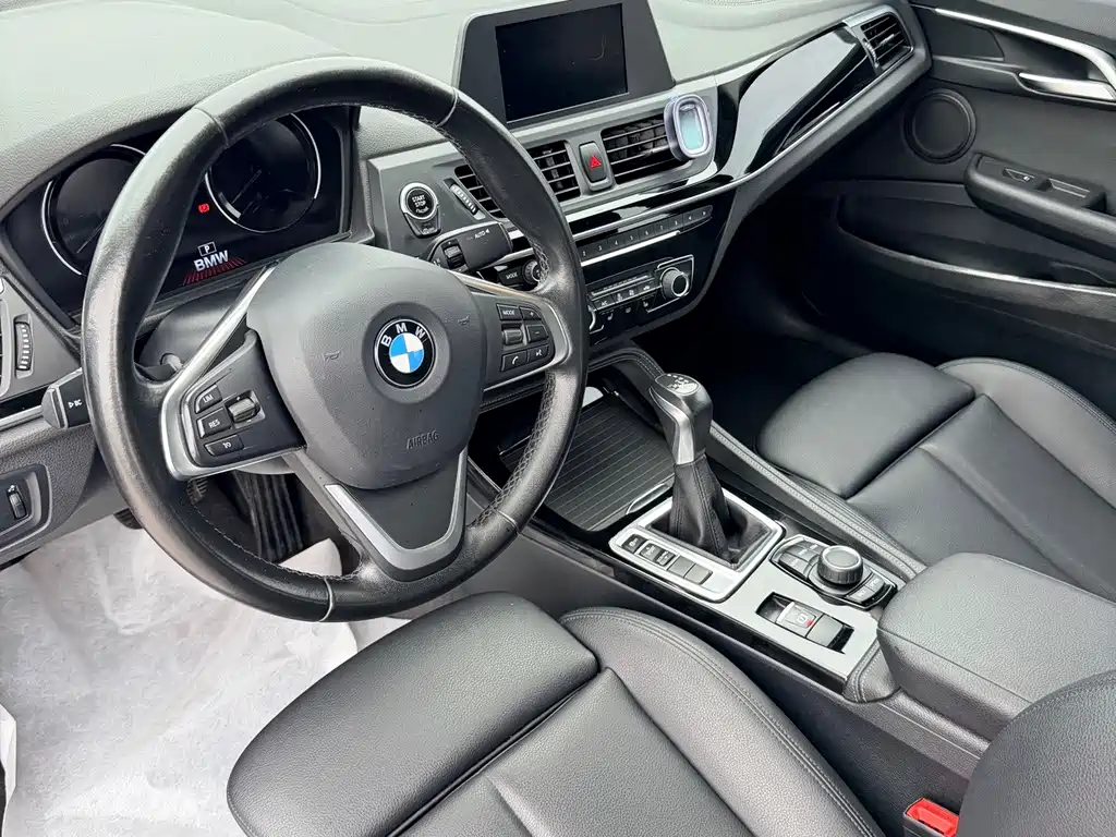 BMW 1 Series 2018 — фото 9
