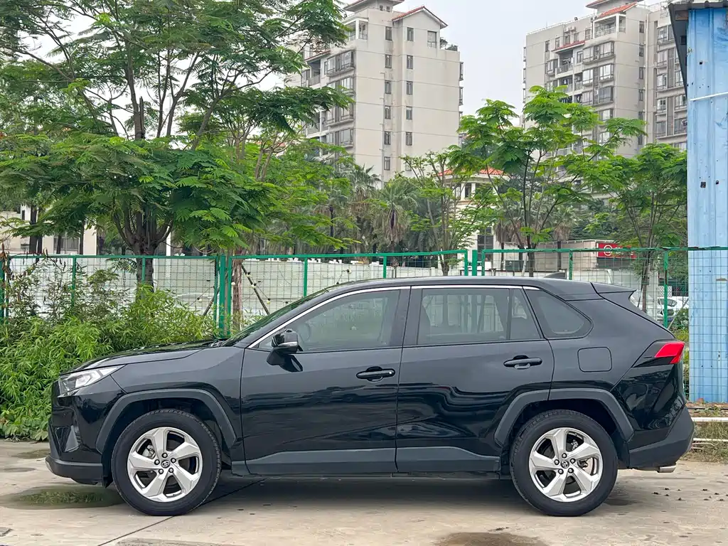 Toyota RAV4 2021 — фото 3