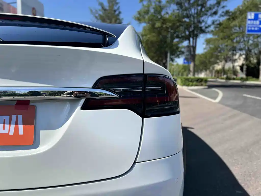 Tesla Model X 2017 — фото 35