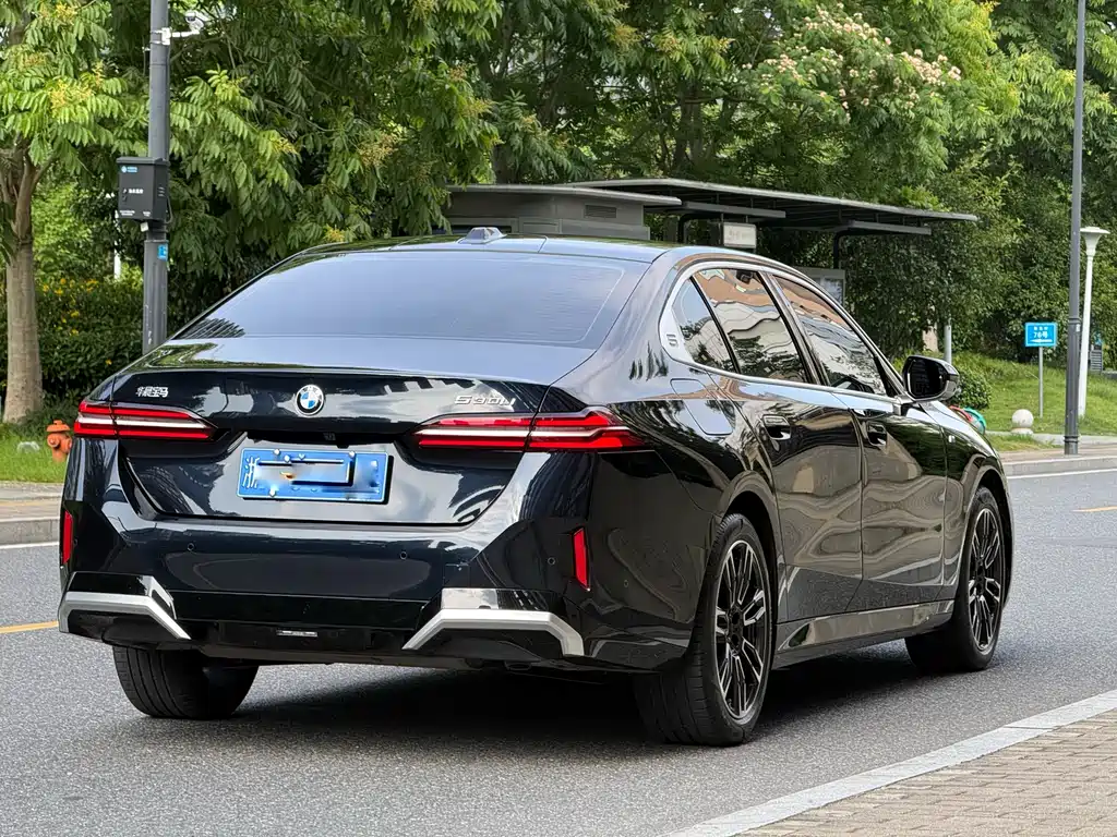 BMW 5 Series 2025 — фото 15