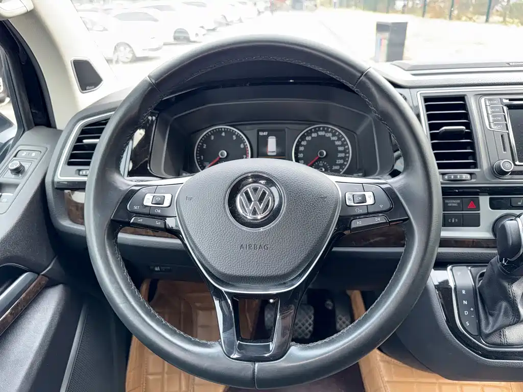 Volkswagen Multivan 2018 — фото 11