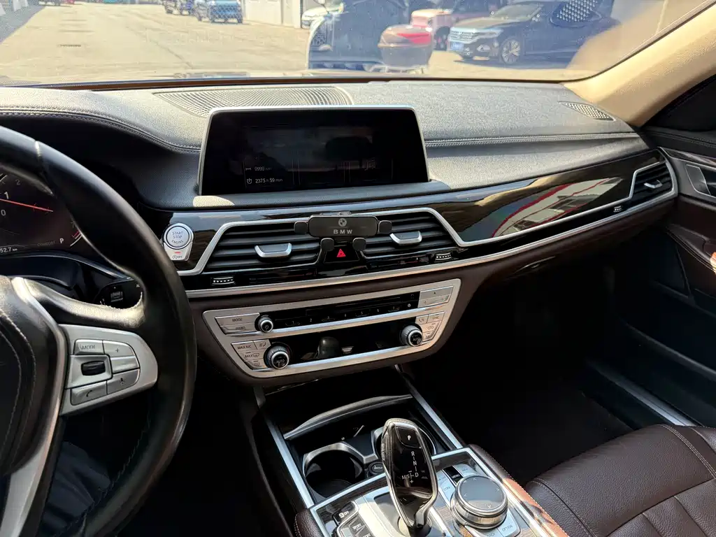 BMW 7 Series 2016 — фото 16