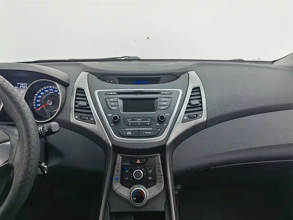Hyundai Elantra Langdong 2016 — фото 12