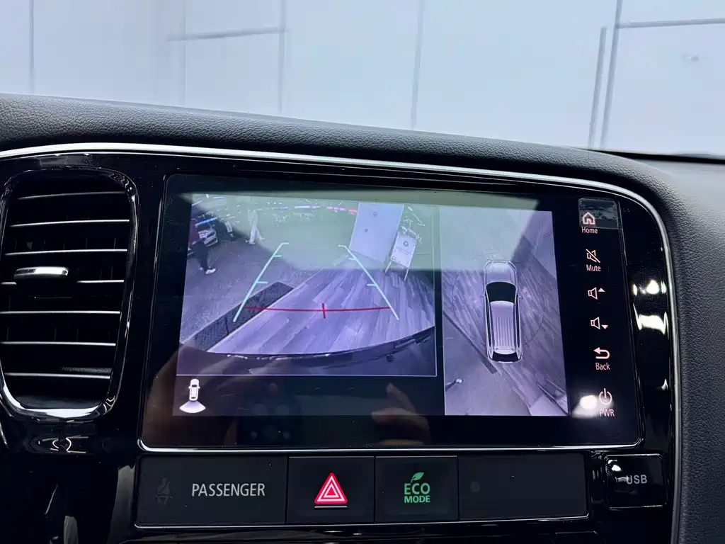 Mitsubishi Outlander 2018 — фото 14
