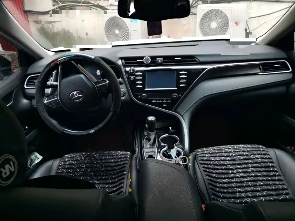 Toyota Camry 2018 — фото 10