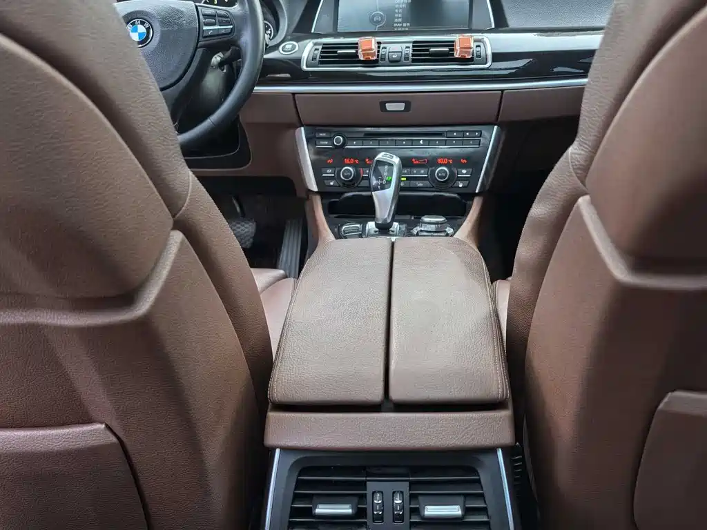 BMW 5 Series GT 2011 — фото 9