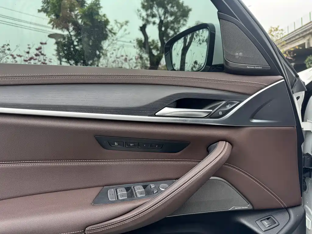 BMW 5 Series 2022 — фото 13