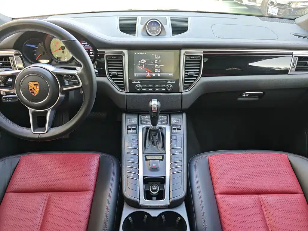Porsche Macan 2018 — фото 15