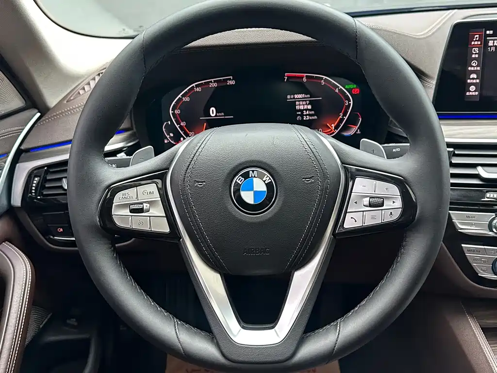 BMW 5 Series 2019 — фото 11