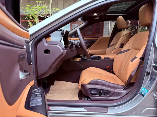 Lexus ES 2020