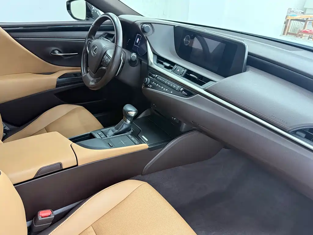 Lexus ES 2019 — фото 10