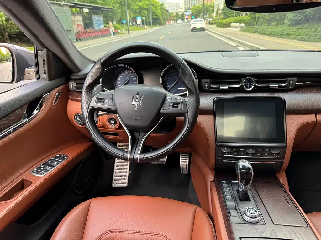 Maserati Quattroporte 2018 — фото 12