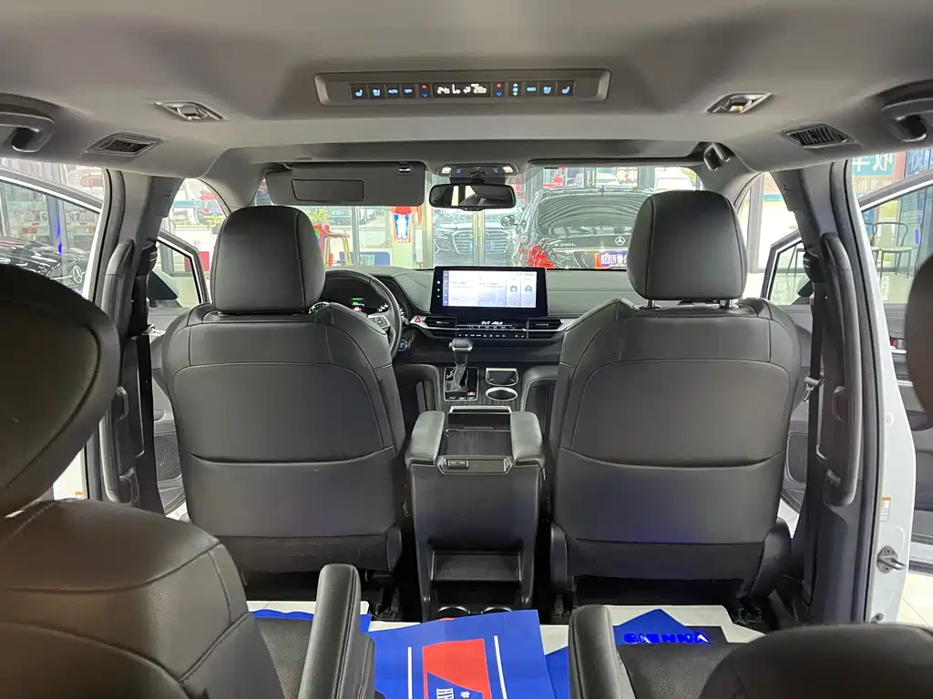 Toyota Sienna 2022 — фото 10