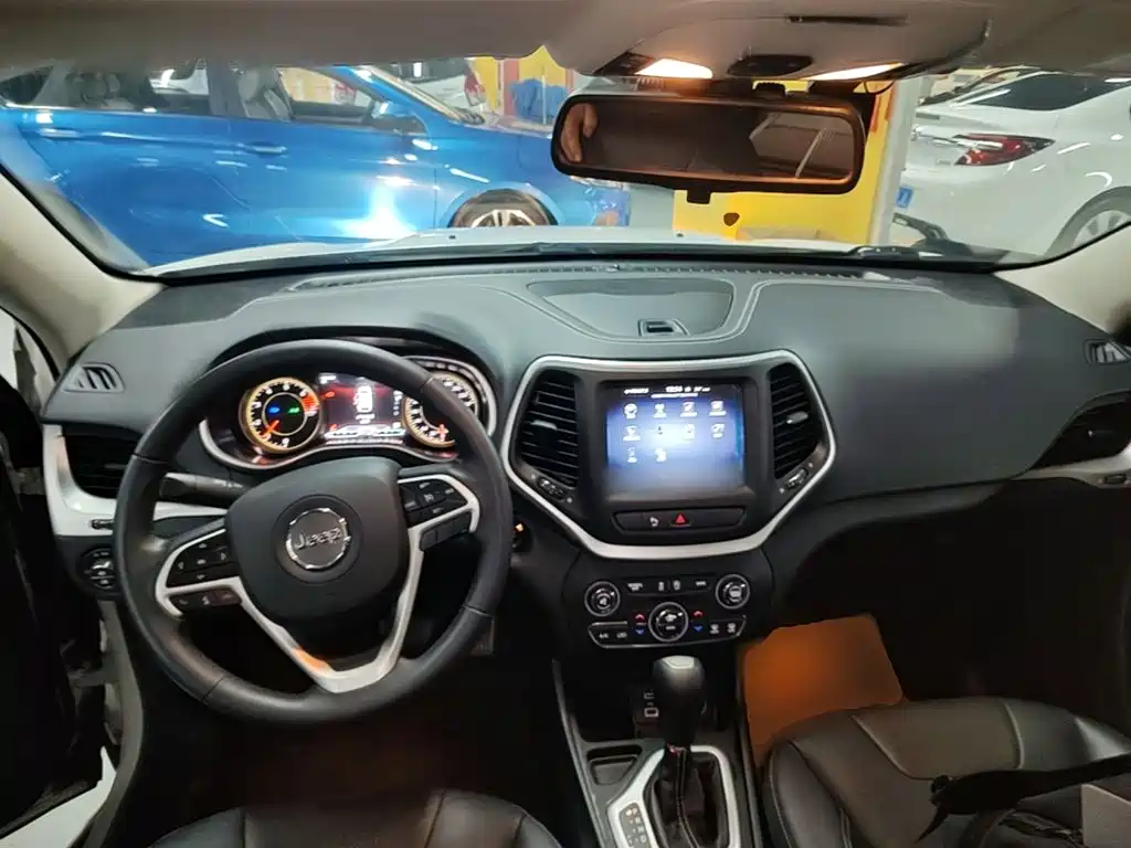 Jeep Cherokee 2017 — фото 10