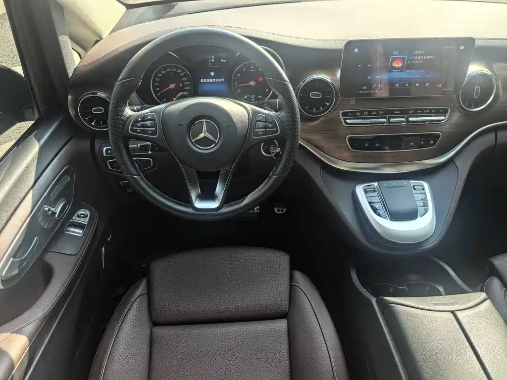 Mercedes-Benz V-Class 2023 — фото 10