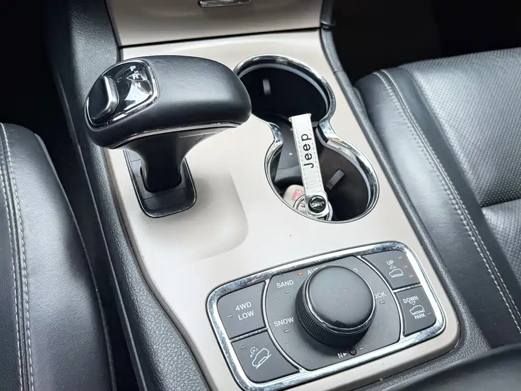 Jeep Grand Cherokee 2015 — фото 16
