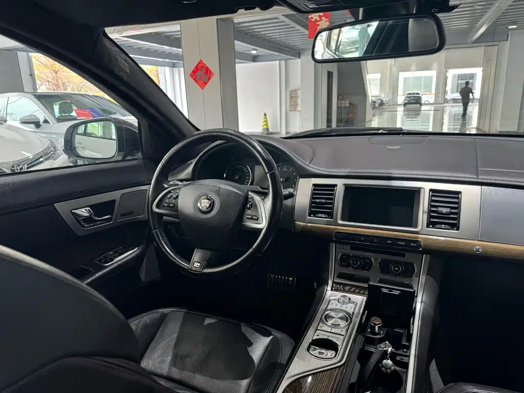 Jaguar XF 2015 — фото 10