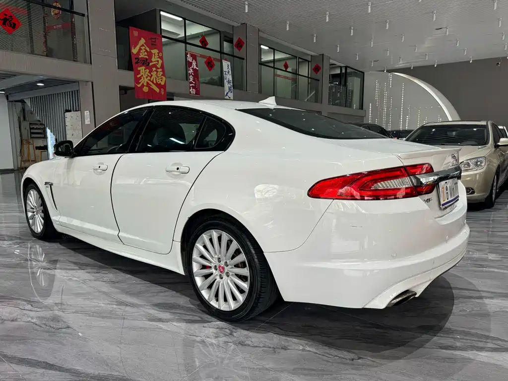 Jaguar XF 2015 — фото 30