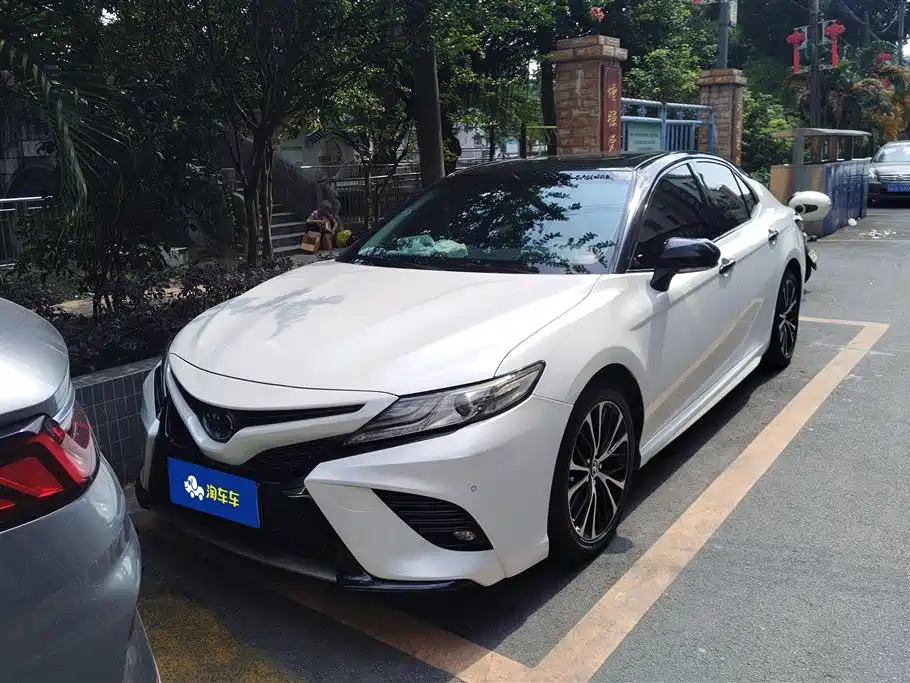 Toyota Camry 2018 — фото 1