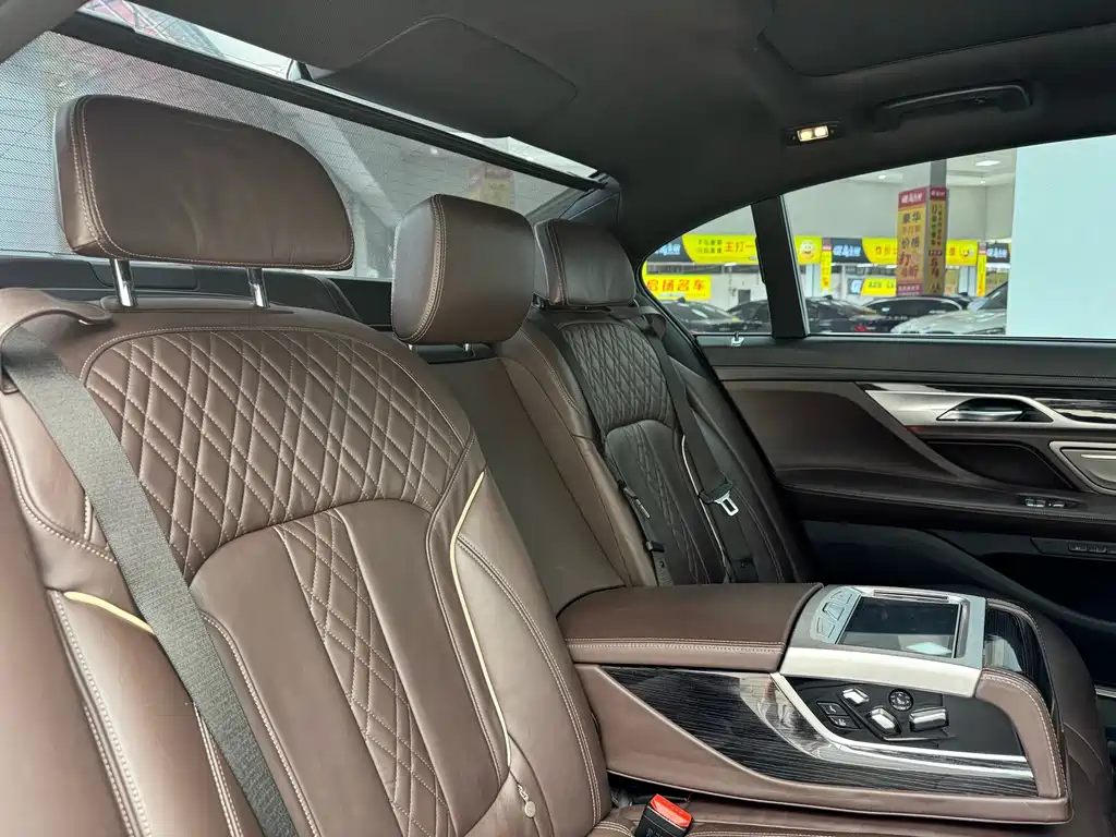 BMW 7 Series 2019 — фото 13