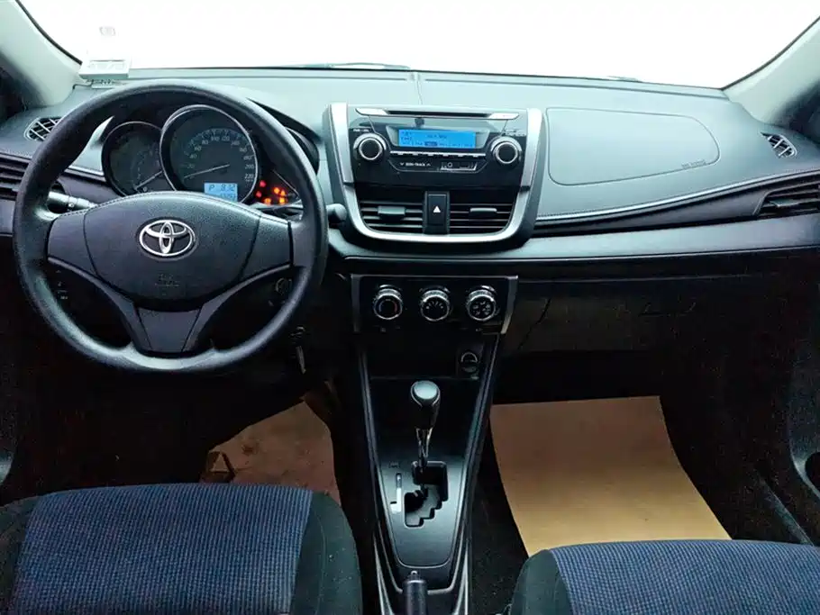 Toyota Yaris L 2017 — фото 12