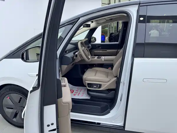 Li Auto MEGA 2025