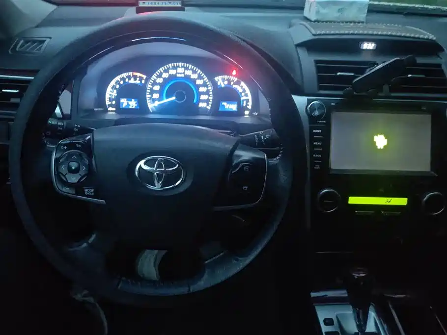 Toyota Camry 2014 — фото 12