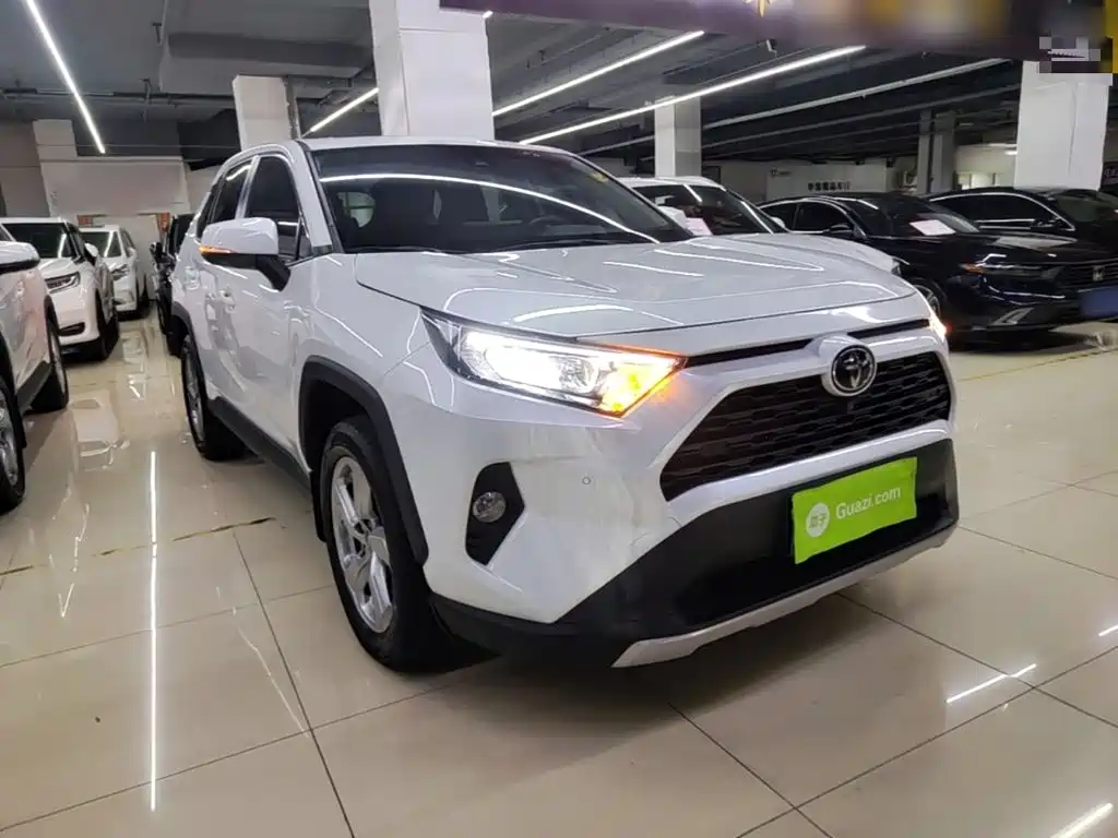 Toyota RAV4 2023 — фото 4