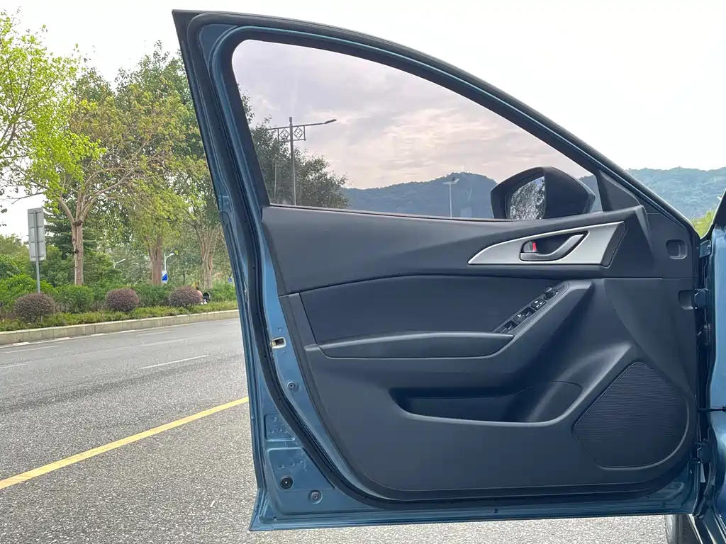 Mazda 3 Axela 2019 — фото 11