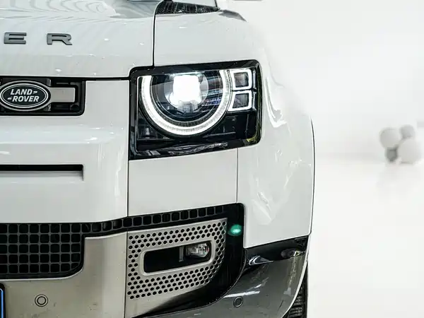 Land Rover Defender 2024