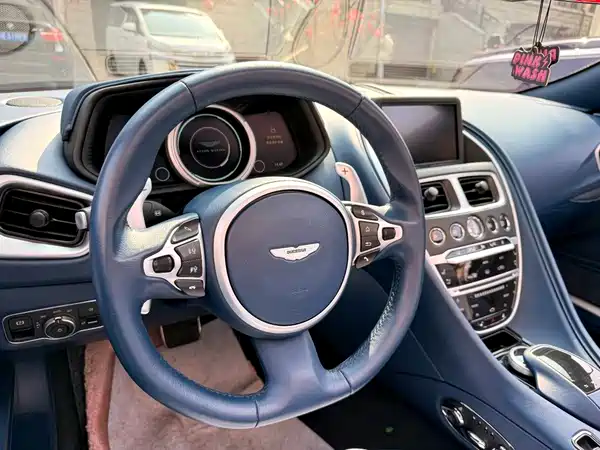 Aston Martin DB11 2021