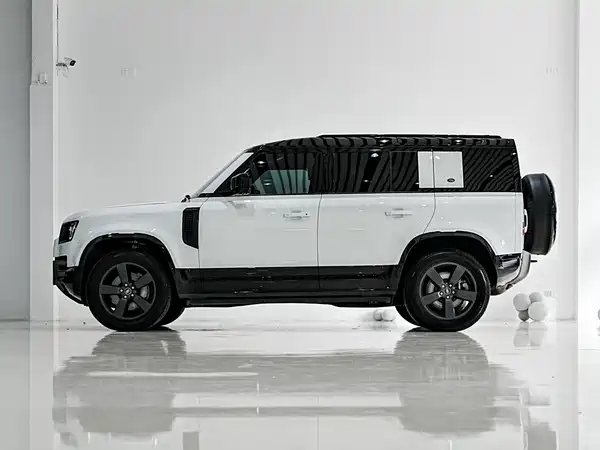 Land Rover Defender 2024