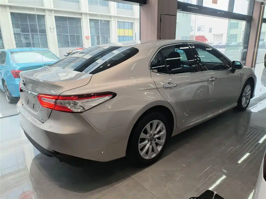 Toyota Camry 2019 — фото 5