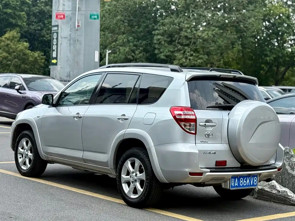 Toyota RAV4 2010 — фото 7