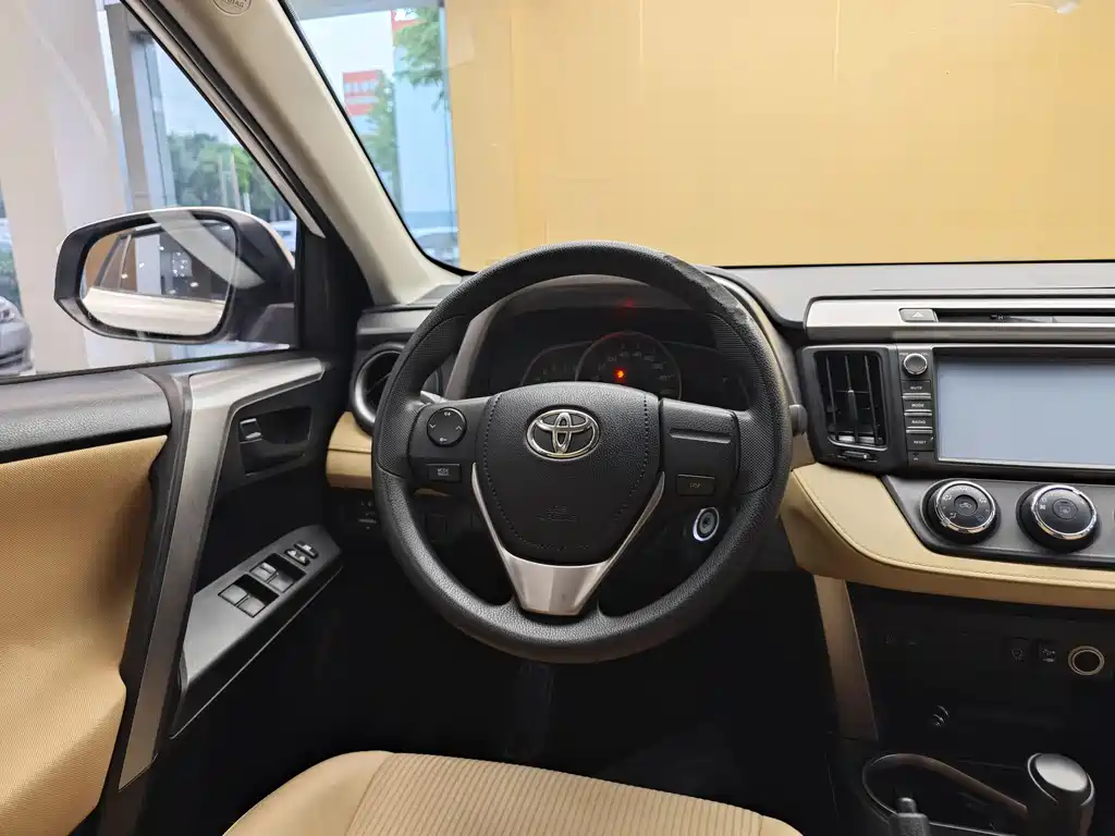 Toyota RAV4 2017 — фото 14