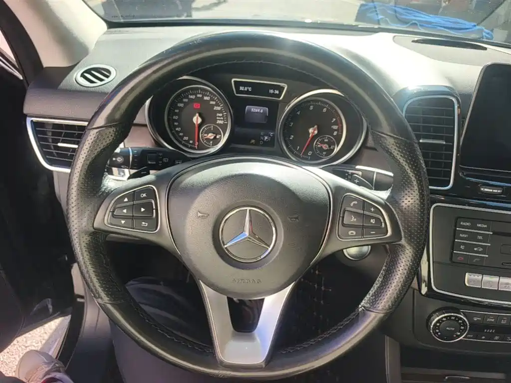 Mercedes-Benz GLE 2017 — фото 11